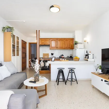 Home2book Americas Escape, Pool & Terrace 아로나