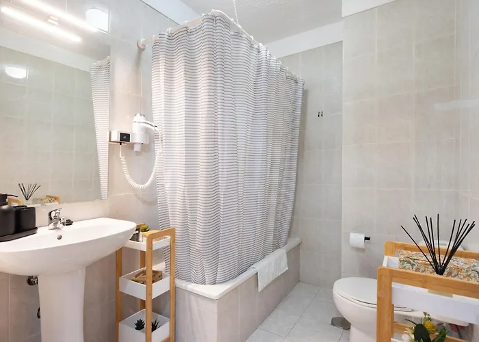 Home2book Americas Escape, Pool & Terrace 아로나