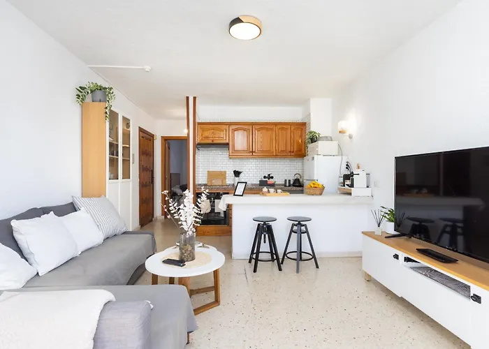 Home2book Americas Escape, Pool & Terrace 아로나