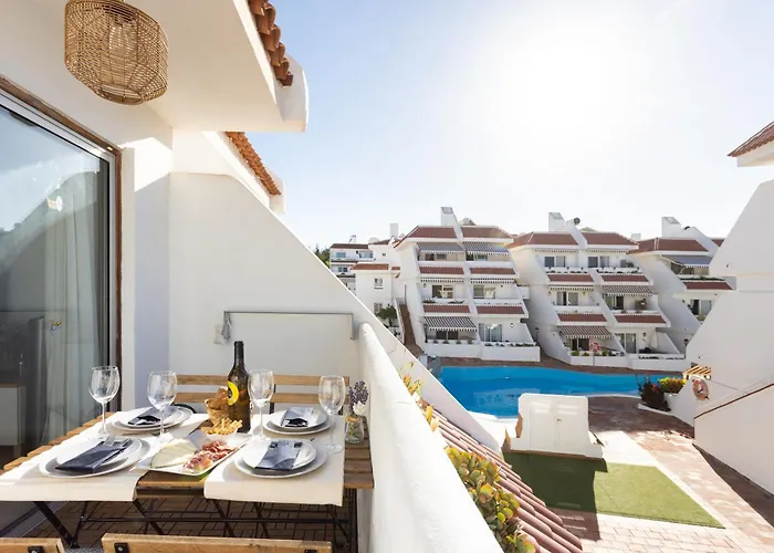 Home2book Americas Escape, Pool & Terrace アロナ